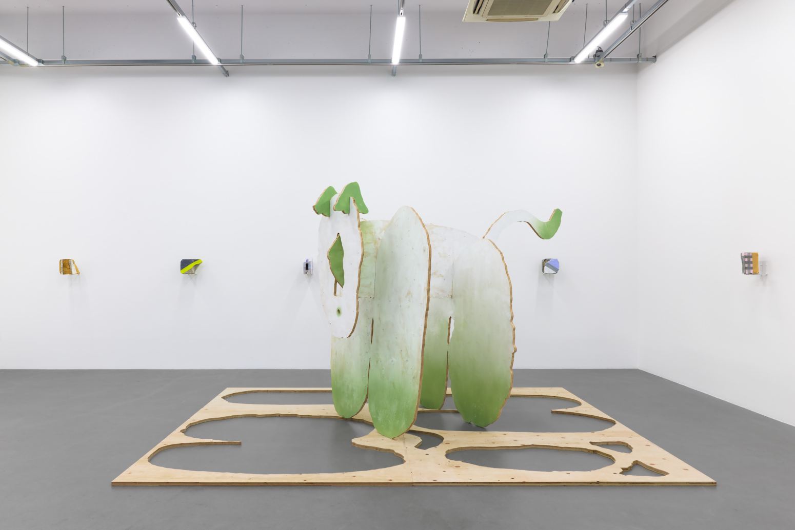 Leg — installation and artwork photograph 10, Photo by Shunta Inaguchi